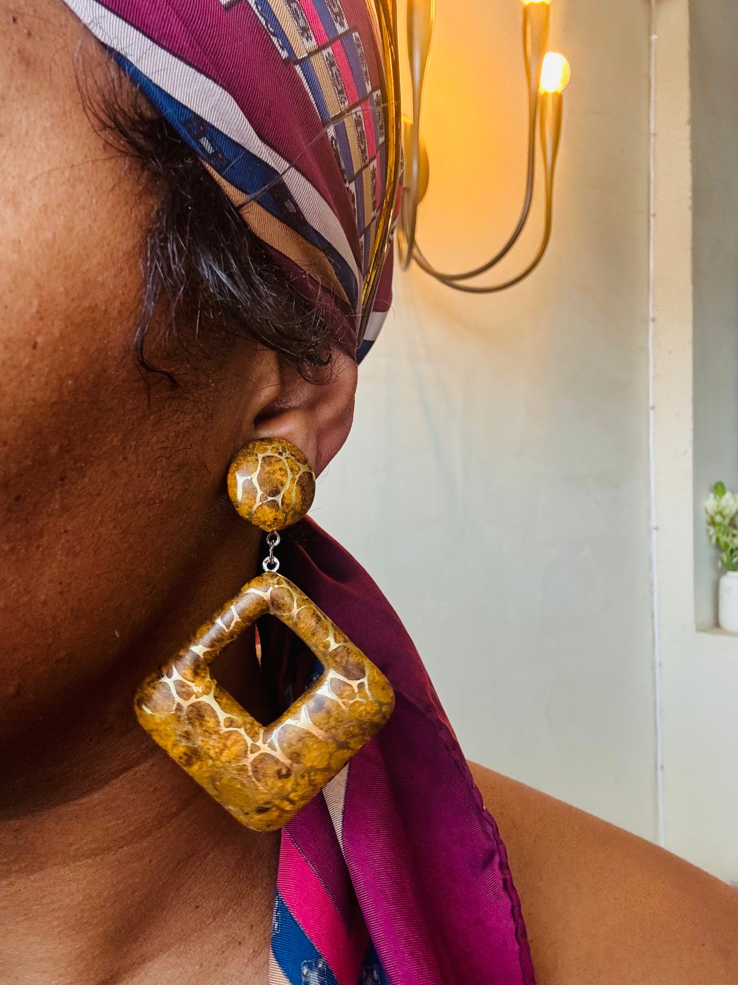 BIJOUX | CRACKLE GOLD OPEN SQUARE DROP CLIP-ON EARRINGS