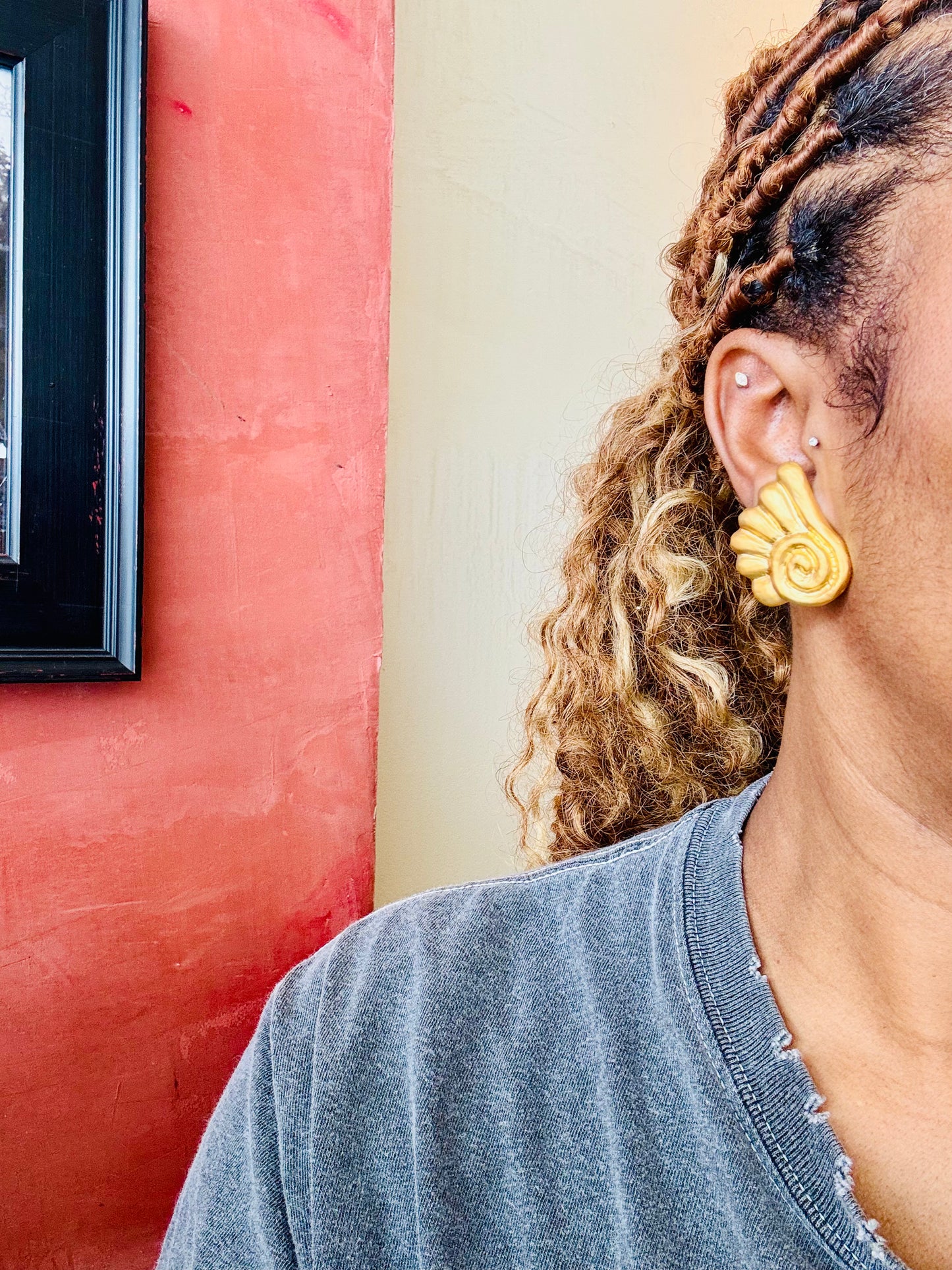 VINTAGE DOLCE VITA | SCULPTURAL SCROLL CLIP-ON EARRINGS