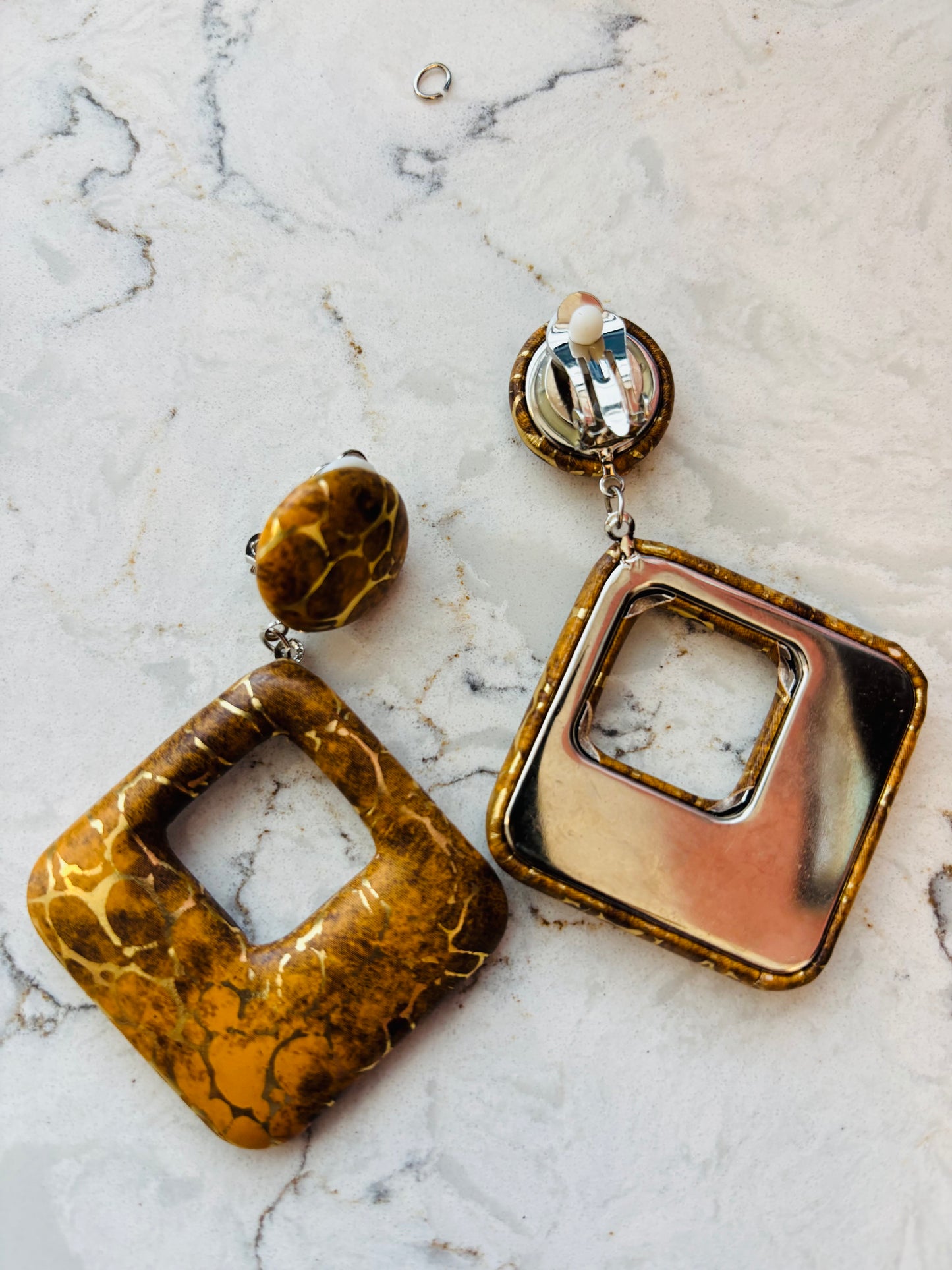 BIJOUX | CRACKLE GOLD OPEN SQUARE DROP CLIP-ON EARRINGS